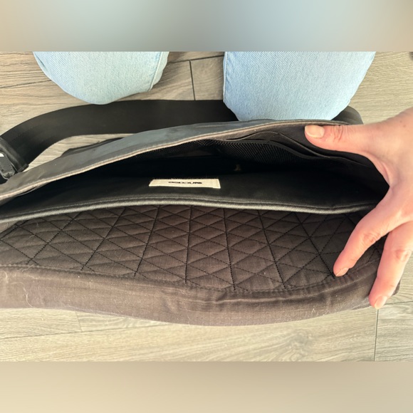 Incase laptop crossbody bag - Picture 3 of 4